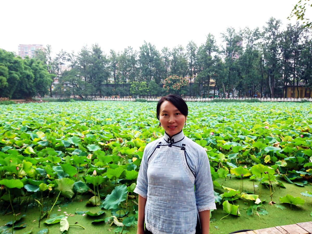 中国昆明市の翠湖で、チャイナ服を着てレイレイが笑っている写真。