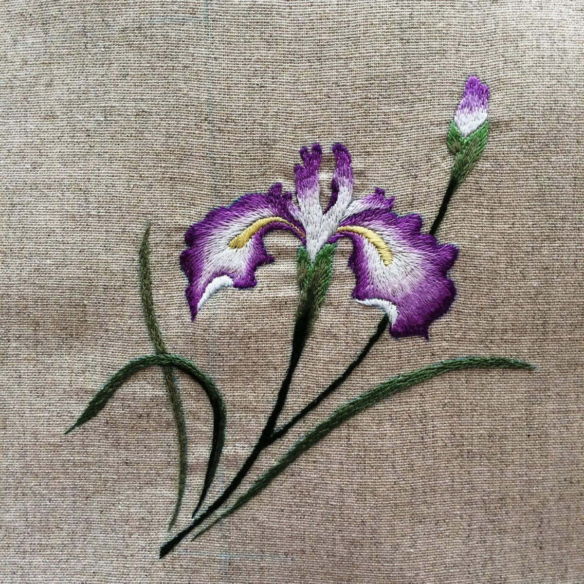 できあがった紫の花びらの刺繍