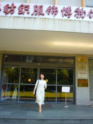 中国上海市の紡織服飾博物館の前で、チャイナドレスを着てレイレイが立っている写真。