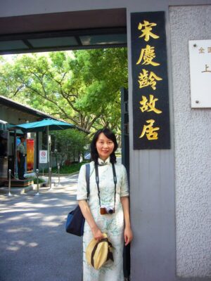 中国上海市の宋慶齢故居の前で、チャイナドレスを着てレイレイが立っている写真。