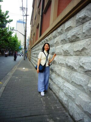 中国上海市内で、チャイナ服を着てレイレイが立っている写真。