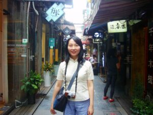 中国上海市内の田子坊という観光地で、チャイナ服を着てレイレイが笑っている写真。