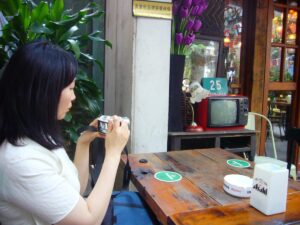 中国上海市内の田子坊という観光地のカフェで、チャイナ服を着てレイレイが座っている写真。