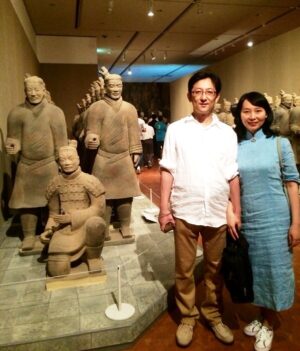大阪国立国際美術館で開催された始皇帝と大兵馬俑展の中でツーショットのレイレイ夫婦。