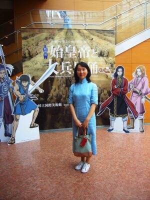 大阪国立国際美術館の中で、チャイナドレスを着たレイレイが笑っている写真。