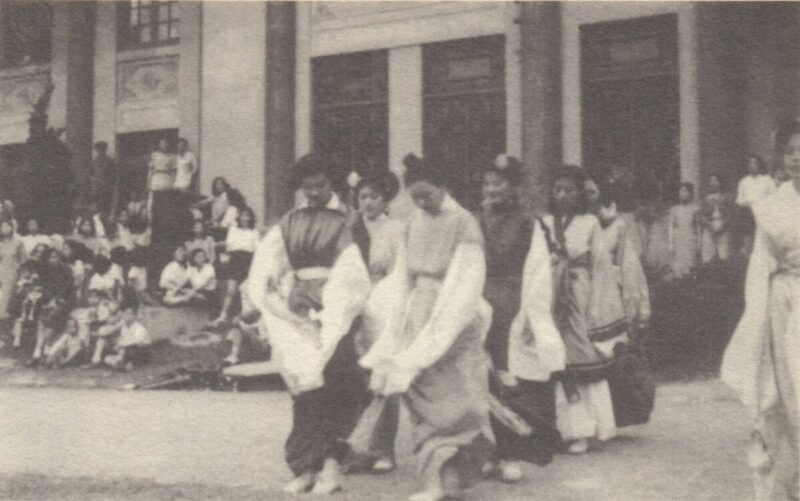女子学生たちが漢服を着て踊っています。